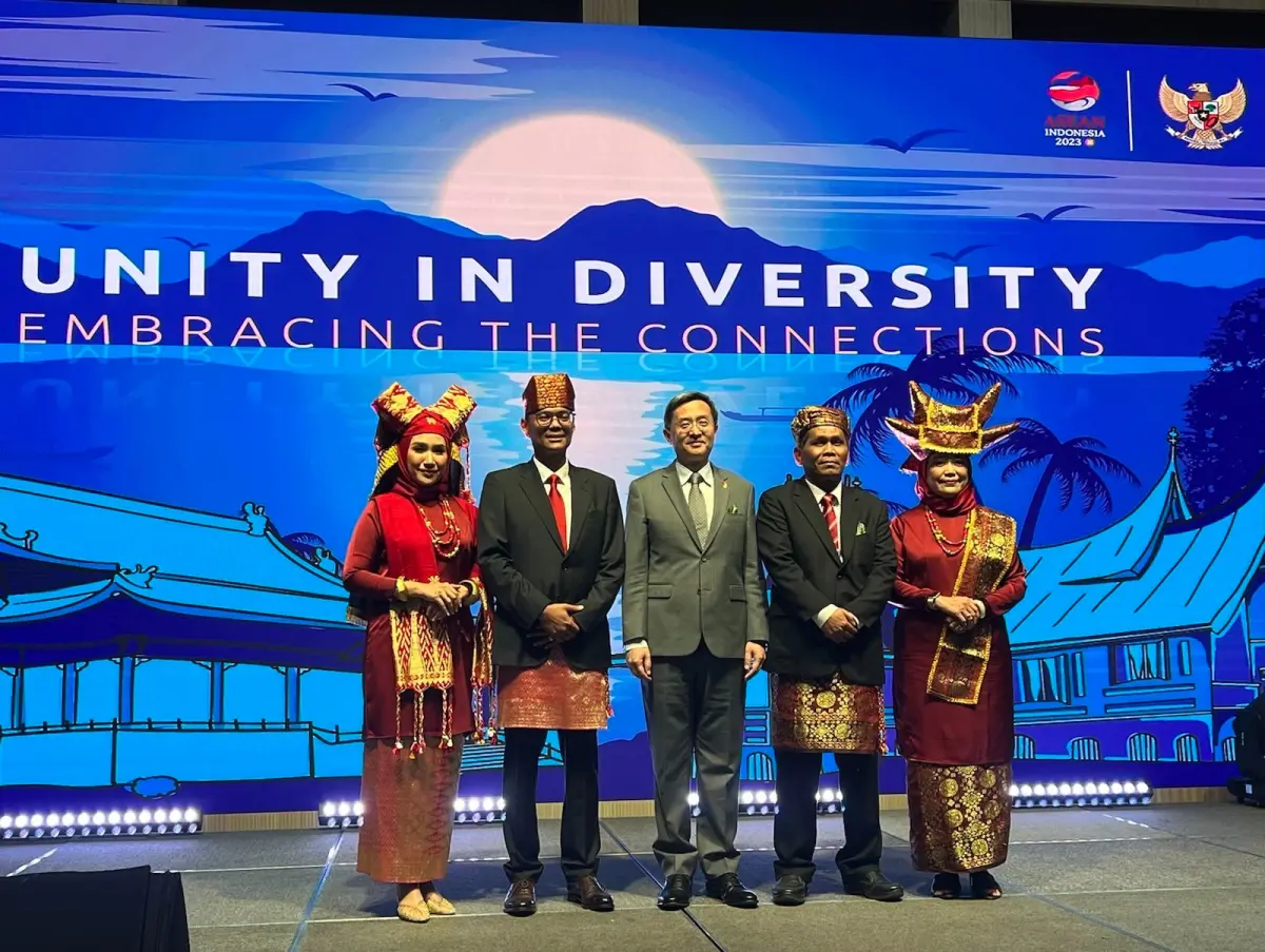 ▲外交部政務次長李淳與「駐台北印尼經濟貿易代表處」代表億霸（Iqbal_Shoffan_Shofwan）夫婦及副代表卓馬廷（Zulmartinof）夫婦合影。（圖／外交部提供）