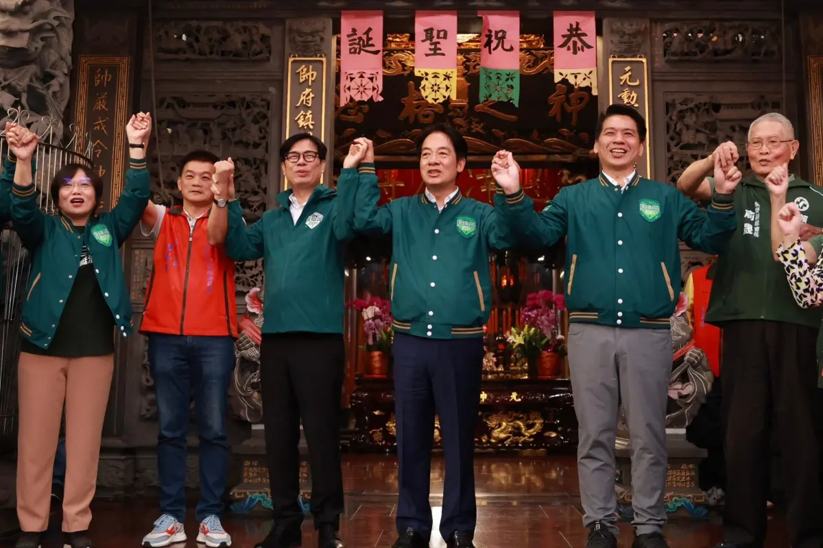 ▲民進黨總統候選人賴清德今天偕同左營楠梓立委候選人李柏毅至楠梓右昌元帥府，與市長陳其邁、立委劉世芳及在地議員們共同參拜也希望能守住高雄最關鍵一席。（圖／李柏毅競選總部提供）