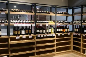 ▲「WineS’wee 威士威酒食超市」也有專業酒窖，保存各國藏酒，包含五大酒莊之精選酒款。（圖／記者葉盛耀攝）