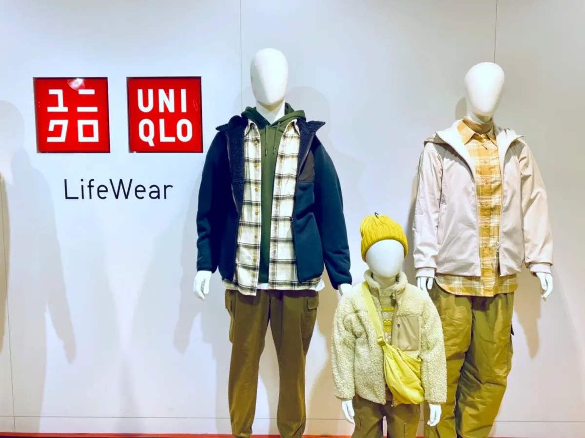 ▲週末低溫下探14度！換季靠UNIQLO保暖外套特價「下殺390元起」搶便宜，連全球熱賣的半月包也都再降100元；GU也將於11月24日推出感謝祭優惠。（圖／記者蕭涵云攝）