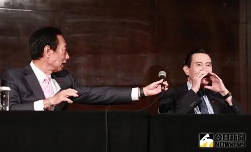 ▲郭台銘（左）在三方會面上邀請前總統馬英九致詞，馬英九則表示說他只是個見證人就不發言了（右）。（圖／記者葉政勳攝 , 2023.11.23）