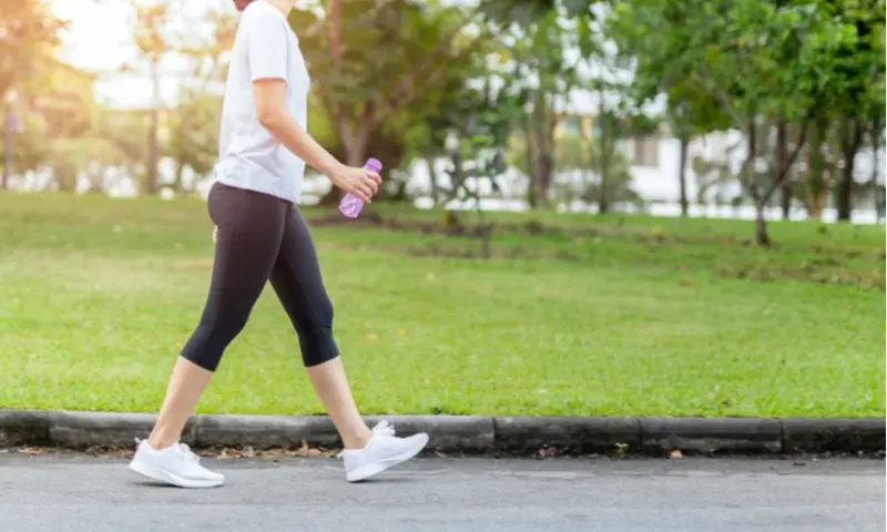 ▲國健署說明， 時速達4.83公里、每分鐘至少走90步就算「健走」。研究指出每天健走10分鐘，降低早死風險15%。（圖／取自Shutterstock）