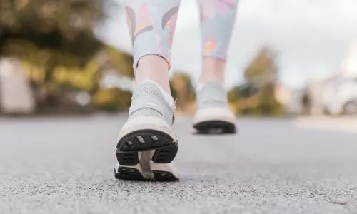 ▲健走、散步、運動、跑步、球鞋。(圖/取自Unsplash) ▲健走、散步、運動、跑步、球鞋。(圖/取自Unsplash)