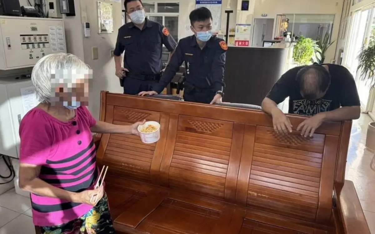 ▲台中一名劉姓婦人有失智症，日前在大馬路上迷路，被當地員警帶回派出所，劉婦兒子見到媽媽之後，被突如其來的關心惹淚崩。（圖/翻攝畫面）