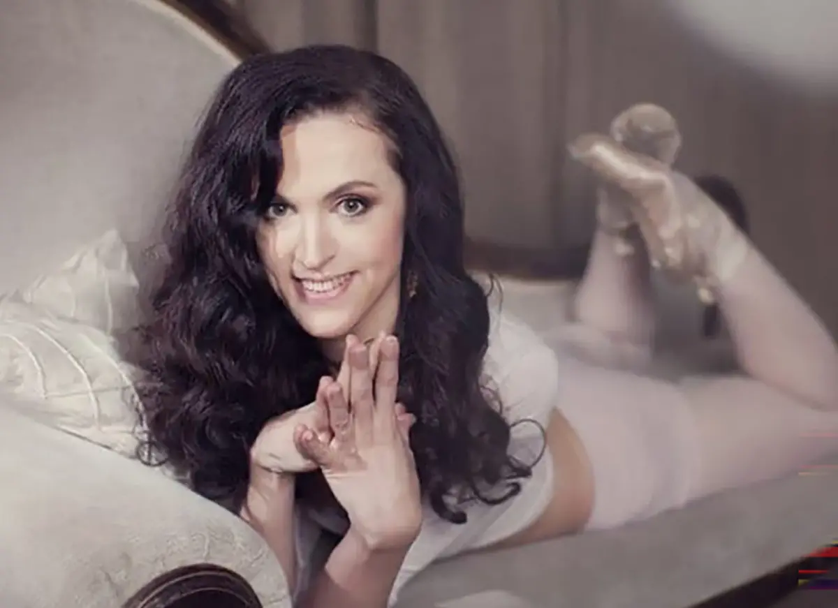 ▲現年40歲的俄羅斯女演員曼西赫，日前赴烏克蘭東部頓巴斯地區（Donbas）為俄軍表演時，在舞台上遭遇烏軍空擊而身亡。（圖／翻攝自紐約郵報）