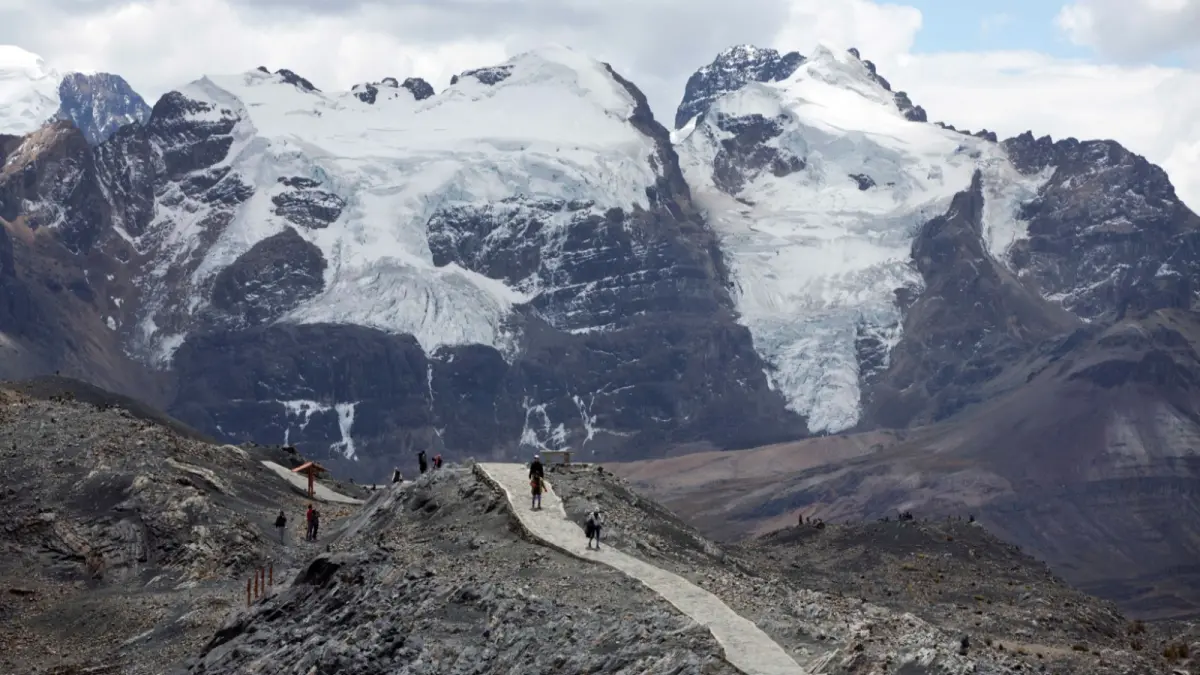 ▲全球暖化讓多國面臨冰川加速融解的危機，包含秘魯。圖為該國瓦斯卡蘭山國家公園（Huascaran National Park）的圖科冰川（Tuco glacier）。（圖／美聯社／達志影像）