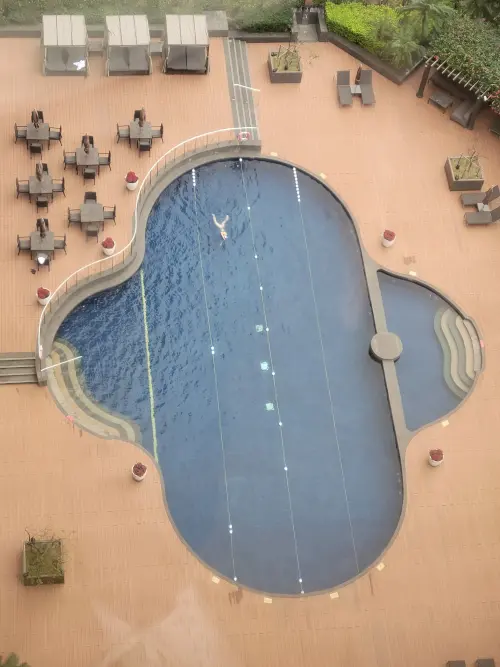▲台北君悅飯店的泳池獨特造型，被網紅布萊N戲稱為「好自在泳池」。（圖／翻攝「布萊N 食宿人生」臉書）