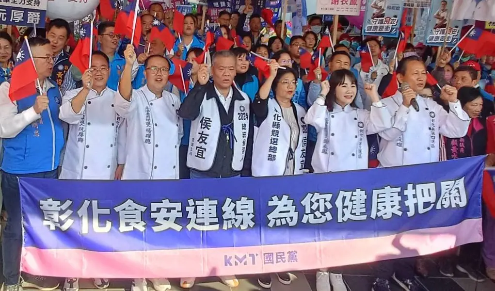 ▲彰化縣長王惠美今陪同國民黨立委候選人阮厚爵、楊曜聰、謝衣鳯、鄭俊雄（左起）辦理登記參選，4人以廚師造型現身、組成食安連線。（圖／國民黨彰化縣黨部提供，2023.11.24）