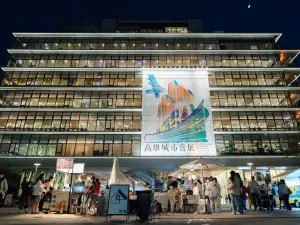 ▲「2023高雄城市書展」壓軸重頭戲「打狗書活節」，結合書活市集，讓行為藝術家引領大眾進入書的五感閱讀。（圖／高市圖提供）