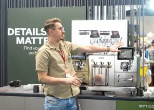 ▲FRANKE咖啡系統全球品牌大使Wojciech Tysler向眾人展示最新機型，並分享自己對於咖啡市場的觀點。(圖／NOWnews攝)