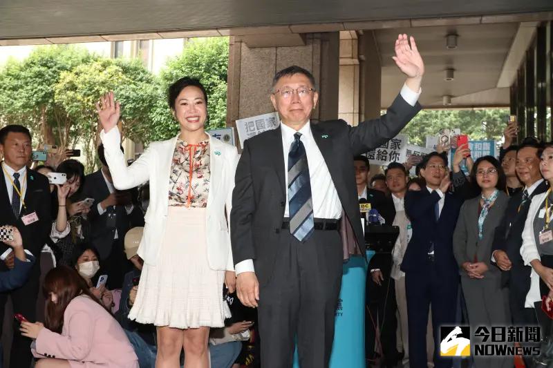 ▲民眾黨總統參選人柯文哲(右)與副手吳欣盈前往中選會登記參選。(圖/記者陳明中攝,2023.11.24)