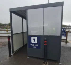 狂被吐槽！英國機場「新祈禱室」完工　開心po網遭譏：公車站嗎？
