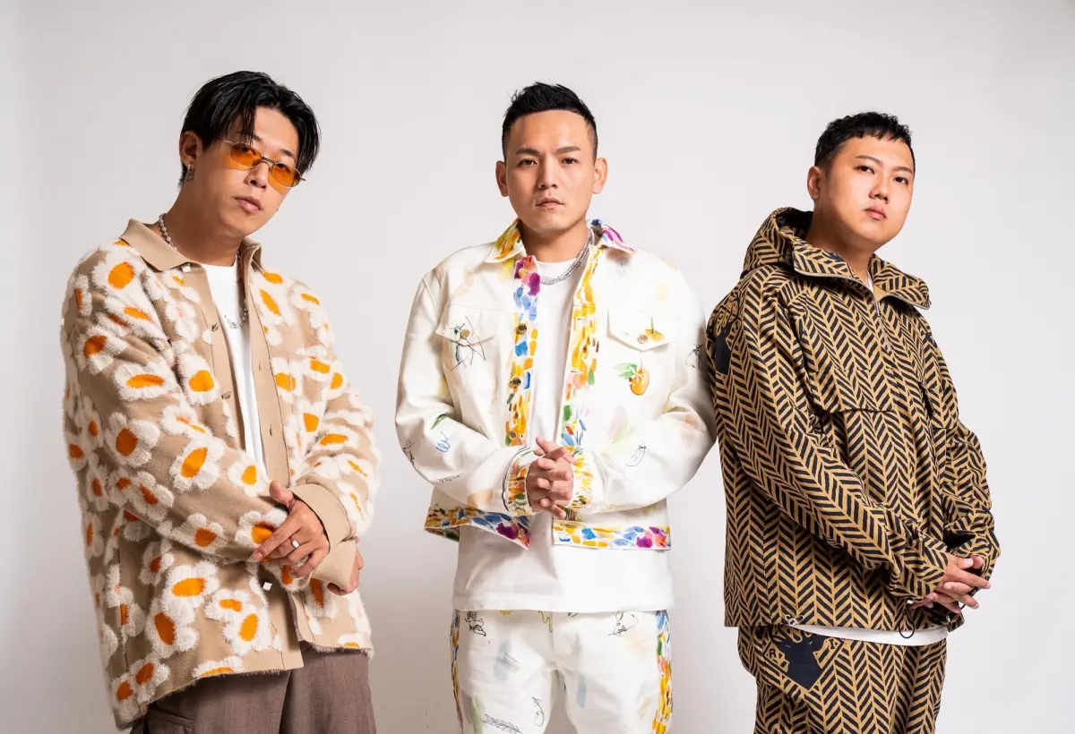 ▲本土流行天團「玖壹壹」是伍佰的小粉絲，看見偶像也不敢上前要合照。（圖／高雄市政府提供）