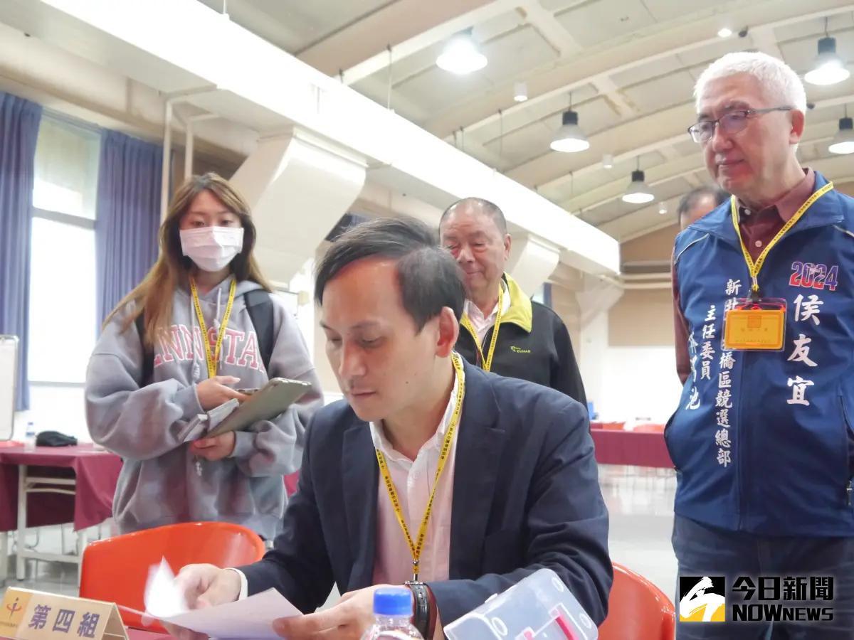 ▲葉元之前往新北市選委會登記參選，說到已向趙少康索取照片準備替換原本「藍白合」的廣告看板。（圖 ／記者吳嘉億攝，2023.11.24）