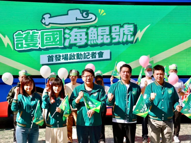 ▲「護國海鯤號」宣傳車首站從左營出發，前往桃園、雙北後，再前往台中與南投，潘孟安、李柏毅、黃捷，以及議員黃文志和李雅慧，共同高呼「守護台灣、護國有我」。（圖／李柏毅競總提供）