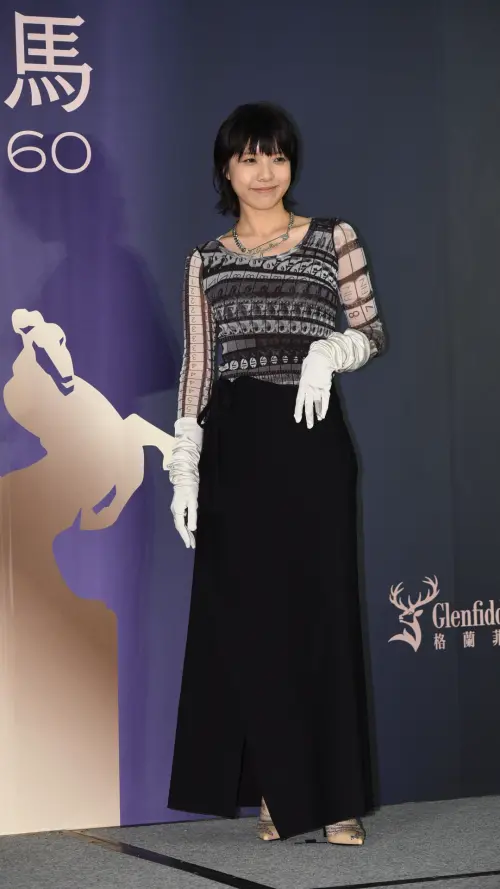▲鍾雪瑩穿著特色服裝，出席第60屆金馬獎入圍午宴。（圖／記者陳明安攝影）