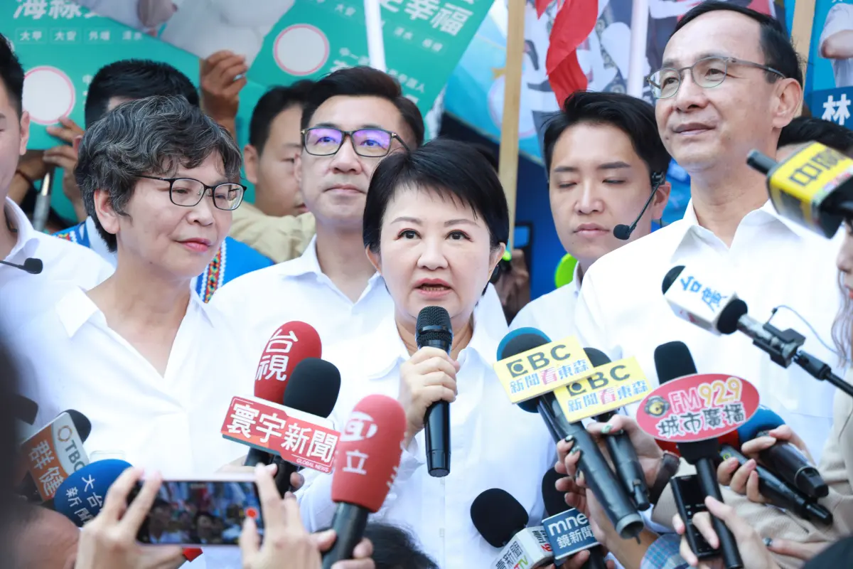 ▲「台中藍白合」21日才完成合體登記，國民黨主席朱立倫特別要蔡壁如緊挨著盧秀燕一起亮相。（圖／國民黨提供，2023.11.24）