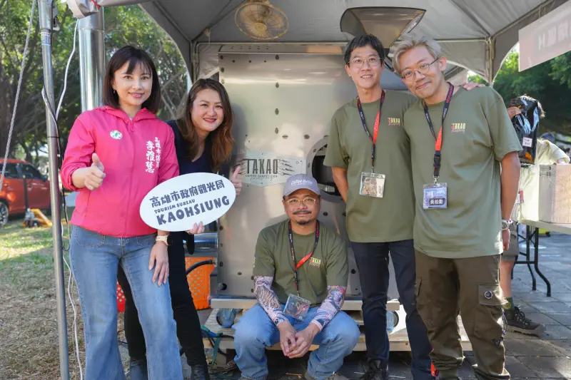 ▲「大港盃咖啡國際交流賽暨嘉年華」明日將開跑，由高雄市咖啡推廣協會理事長黃俊豪（右二）、總幹事黃柏勳（右ㄧ），以及世界烘豆冠軍賴昱權（中）三人聯手舉辦，高雄市觀光局局長高閔琳（左二）也到現場。（圖／高雄市咖啡推廣協會提供）