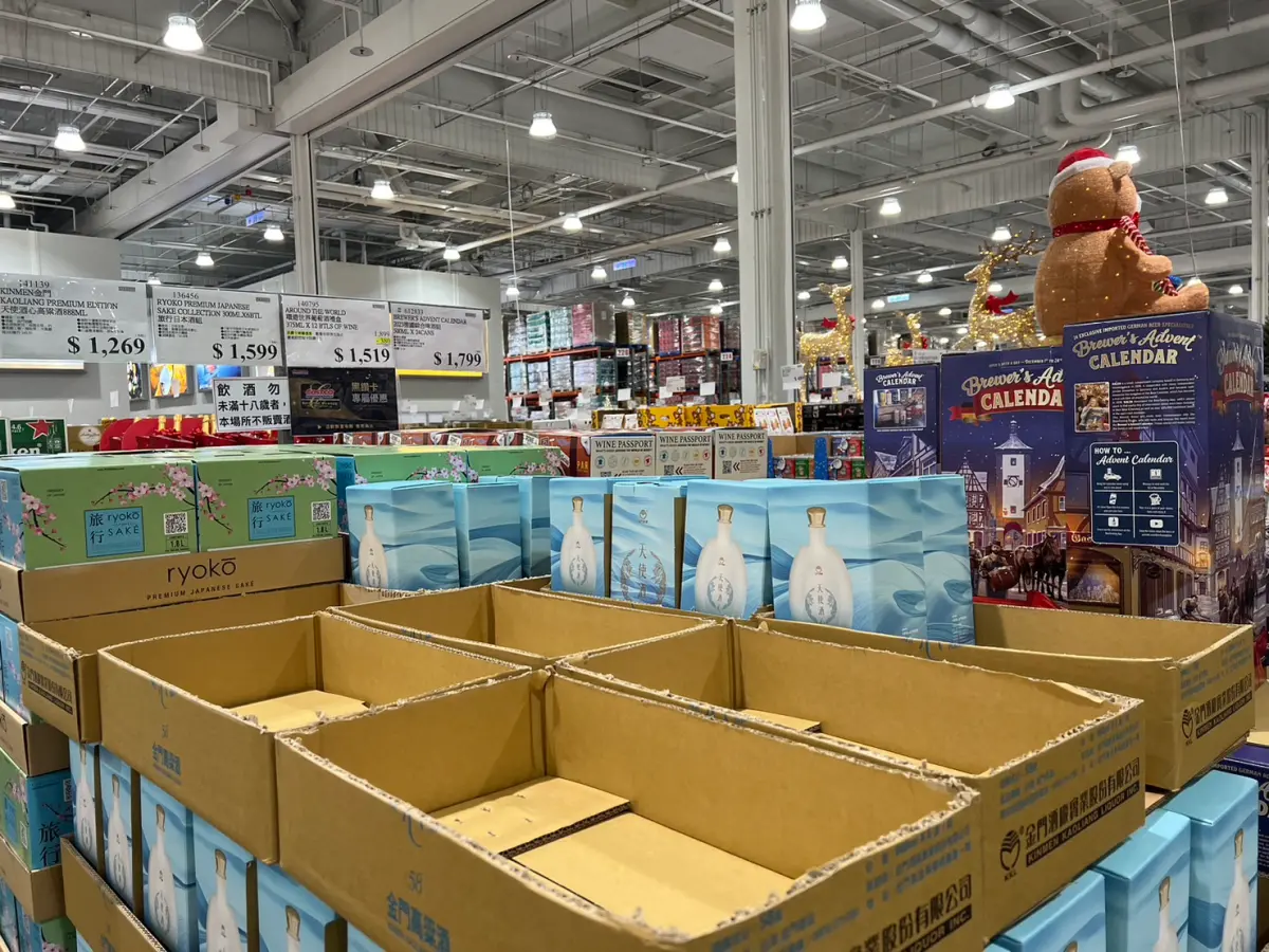 ▲金門酒廠推出的「天使酒心金門高粱酒」從高粱酒的珍稀原釀中，萃取出酒心精華，創造出具獨特風味的酒心之酒，甫上架即掀掃貨風潮。（圖／NOWnews攝）