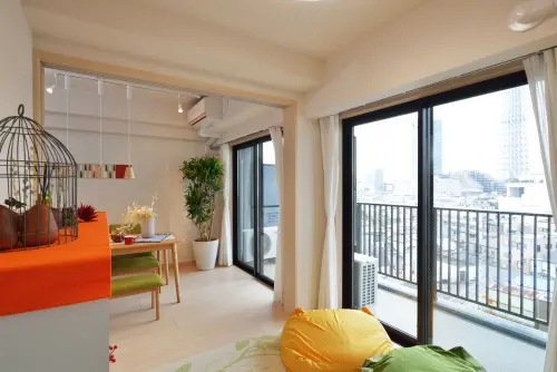 ▲不少家具行強打「免費空間規劃」行銷，一對夫妻以為撿到便宜，含拆除、重作衛浴、廚具、衣櫃等簽下150萬元訂單，未料苦等不到免費設計，也拿不回3成45萬元訂金。（示意圖／取自photoAC）