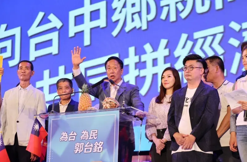 ▲蔡咏鍀（左一）5月曾出現和何勝豐、謝典林在郭台銘造勢大會一起亮相。（圖／翻攝郭台銘臉書，2023.11.24）