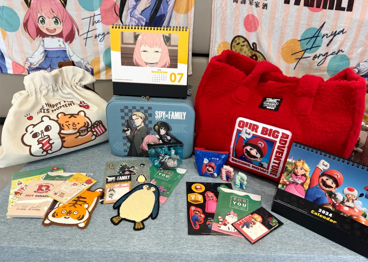 ▲全家瞄準交換禮物商機，11月29日首度開賣「聖誕禮物箱」，共3款熱門肖像，包括間諜家家酒、瑪利歐、爽爽貓與小勞撫，附贈100%刮中獨家肖像贈品的刮刮樂，等於買1再送1。（圖／記者鍾怡婷攝）