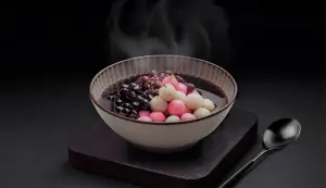 ▲磨米紅白湯圓以傳統工法製成，口感Q彈有嚼勁，是冷冬最佳熱甜湯。（圖／品牌提供）