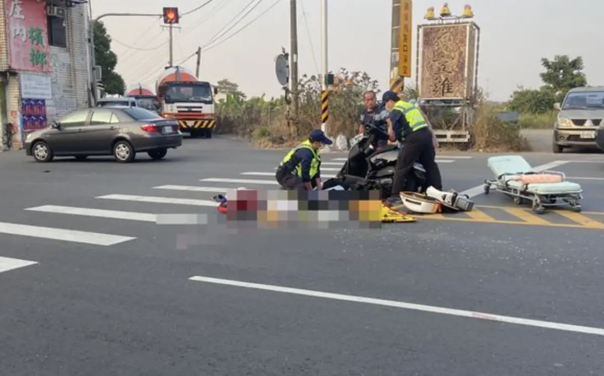 ▲嘉義縣阿里山公路今天發生嚴重車禍，一輛機車因不明原因，與一輛自小客車發生碰撞，騎士摔車倒地昏迷，當場失去呼吸心跳，送醫不治。（圖／翻攝畫面）