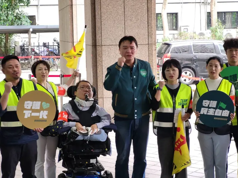 ▲許立明(中)率領民進黨不分區立委參選人亮相。(圖/記者陳佩君攝,2023.11.24)