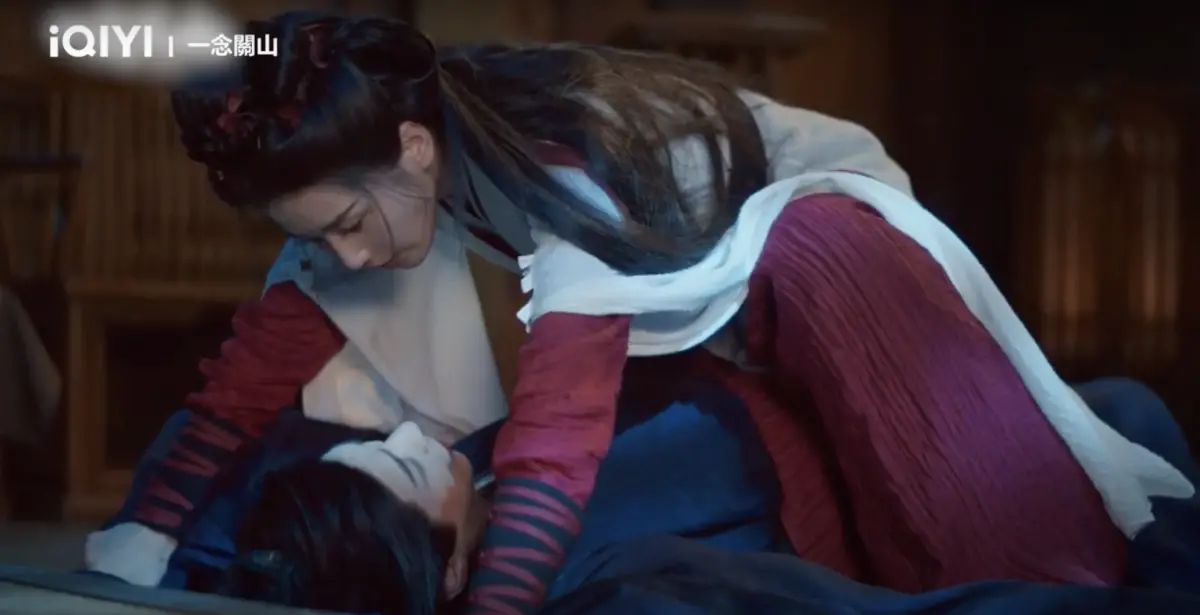▲《一念關山》劉詩詩（右）壓床撕衣超主動 ，逼問劉宇寧「為何不跟我生孩子」。（圖／iQIYI國際站）