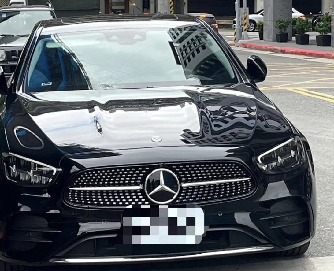 ▲台北市石牌市場新建工地今天發生鐵條從高空掉落砸毀賓士車，幸無人受傷，警方依法送辦工地負責人；北市建管處表示，施工廠商未盡管理責任，依違反建築法裁罰承造人9萬元。（圖／翻攝畫面）