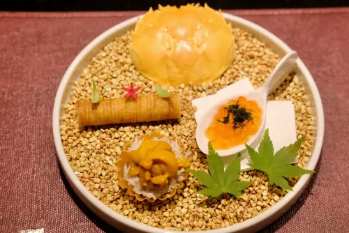 「辰壽司 割烹」的大閘蟹盛宴一年只賣一檔,時間不到兩個月,售價每人每套9,800元,卻總是一位難求。(圖/記者葉盛耀攝) ▲「辰壽司 割烹」的大閘蟹盛宴一年只賣一檔,時間不到兩個月,售價每人每套9,800元,卻總是一位難求。(圖/記者葉盛耀攝)