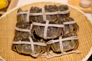 18道菜色中包含9道以大閘蟹為主題的菜色,每套中共計用上3隻大閘蟹為2隻公、1隻母,且每隻重量達6兩。(圖/記者葉盛耀攝) ▲18道菜色中包含9道以大閘蟹為主題的菜色,每套中共計用上3隻大閘蟹為2隻公、1隻母,且每隻重量達6兩。(圖/記者葉盛耀攝)