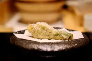 「大閘蟹×櫛瓜花天婦羅」是將大閘蟹肉填入櫛瓜花裡頭,雖是炸物,吃起來卻僅有鮮味而絲毫不油膩。(圖/記者葉盛耀攝) ▲「大閘蟹×櫛瓜花天婦羅」是將大閘蟹肉填入櫛瓜花裡頭,雖是炸物,吃起來卻僅有鮮味而絲毫不油膩。(圖/記者葉盛耀攝)