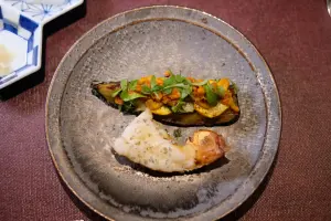 「大閘蟹膏×角蝦×燉菜」吃得到風味不輸龍蝦的大角蝦,一旁的茄子上有櫛瓜以及煎過的大閘蟹蟹黃。(圖/記者葉盛耀攝) ▲「大閘蟹膏×角蝦×燉菜」吃得到風味不輸龍蝦的大角蝦,一旁的茄子上有櫛瓜以及煎過的大閘蟹蟹黃。(圖/記者葉盛耀攝)