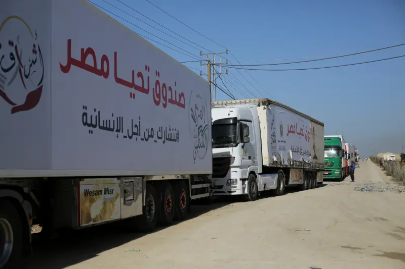 ▲自以色列與巴勒斯坦武裝集團哈瑪斯（Hamas）停戰協議今起生效以來，共有137輛載運食物、飲水、醫藥和其他基本物資的卡車已在加薩（Gaza）卸貨。（圖／美聯社／達志影像）