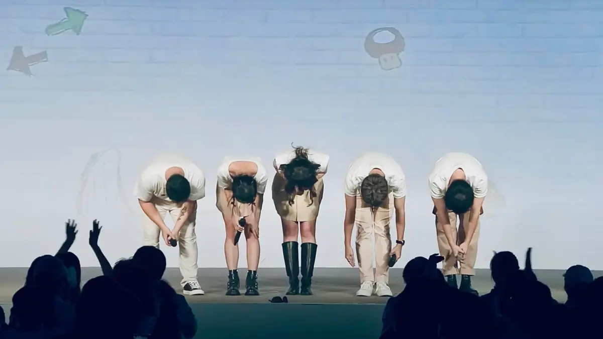 ▲「最近紅什麼」上傳鞠躬照告別粉絲。（圖／翻攝最近紅什麼臉書）