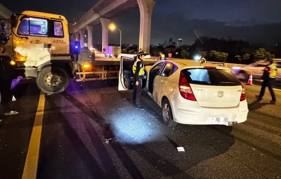 ▲25日凌晨4時許，國道1號北上52公里桃園段，發生追撞車禍事故，一台大貨車與自小客車碰撞，小客車駕駛受困車內，命危送醫搶救。（圖／翻攝畫面）