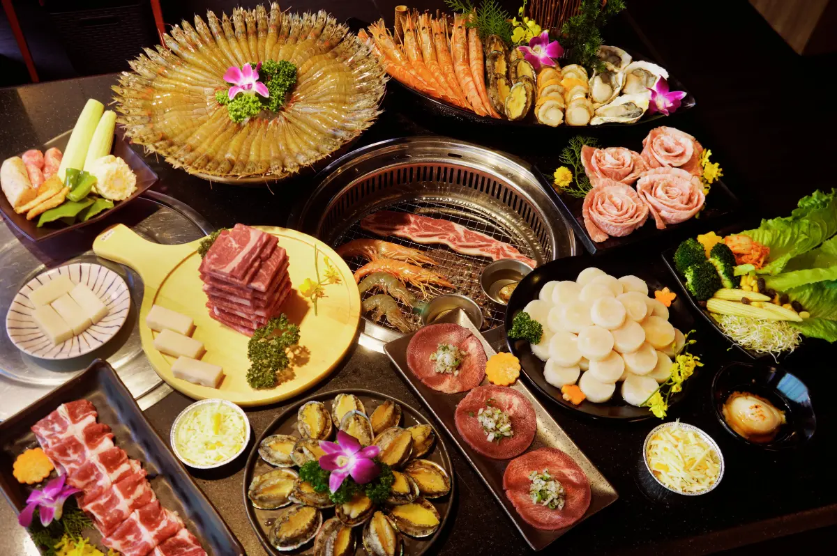 ▲馬辣集團12月升級活動來了，含2成人以上同行，只要身分證／健保卡／護照號碼含有「2、0、2、4」任2碼，在集團多個品牌用餐享不同優惠，像是熊一頂級燒肉選擇指定方案，全桌可享「美國見島和牛吃到飽」。（圖／馬辣集團提供）