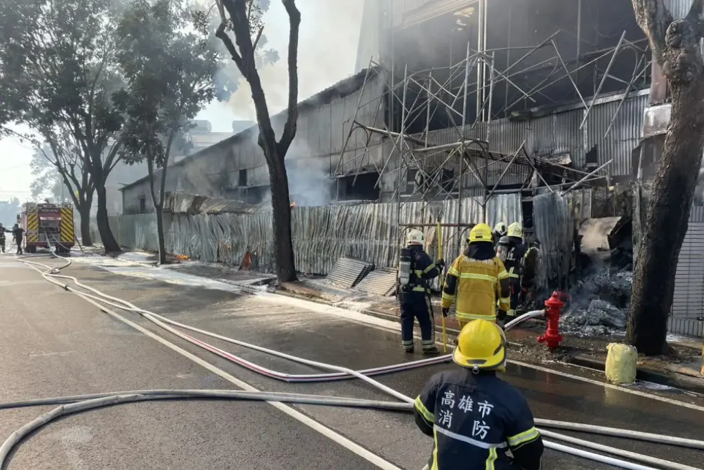 ▲25日上午，高雄大寮區光明路二段，某輪圈工廠發生火警，消防獲報後，隨即派遣人車趕抵救援，由於工廠內存放有鋁合金的禁水性物質，消防局緊急調派化學車支援。（圖／翻攝畫面）
