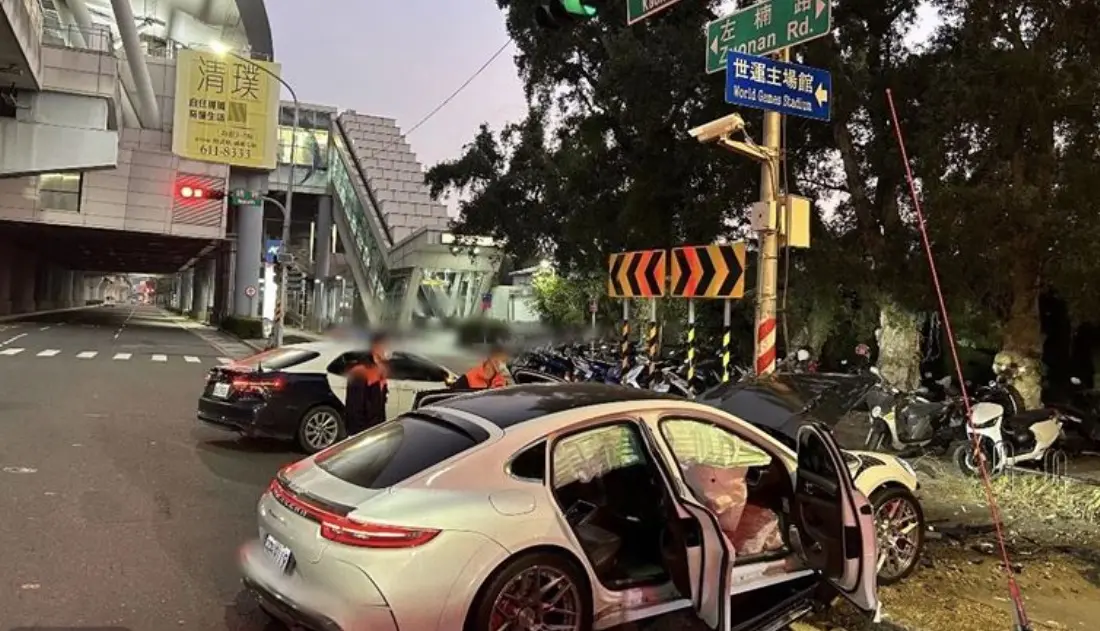 ▲本月24日，高雄楠梓區發生車禍事故，19歲的連姓男子，駕駛一台要價破千萬的保時捷「帕拉梅拉」，疑似因車速過快自撞號誌桿，後續連男恐面臨400萬的天價維修費。（圖／翻攝畫面）