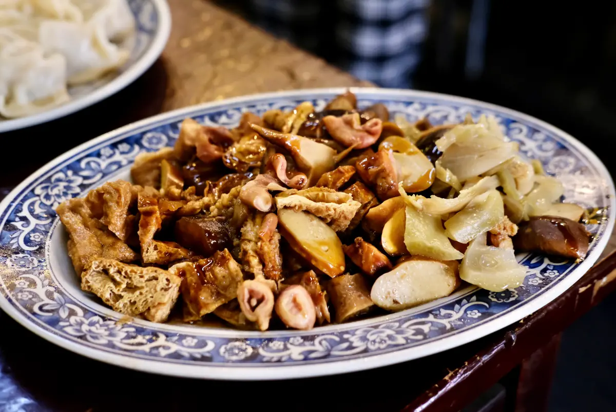 ▲北大荒水餃店被網友稱為「被水餃耽誤的滷味店」，原因在於滷菜選擇相當豐富多樣，且味美夠味，但其實水餃風味也很不錯。（圖／記者葉盛耀攝）