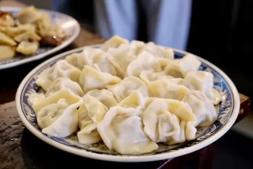 ▲網友點水餃外送，打開卻有蟑螂，專家教如何點外送不踩雷。（示意圖／記者葉盛耀攝）