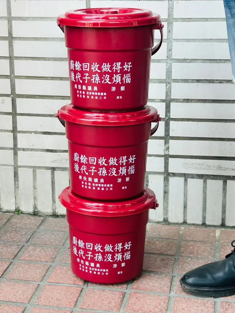 ▲鄰長逐戶發放的廚餘桶，上面印有游顥的名字。（圖／蔡培慧競辦提供，2023.11.25）