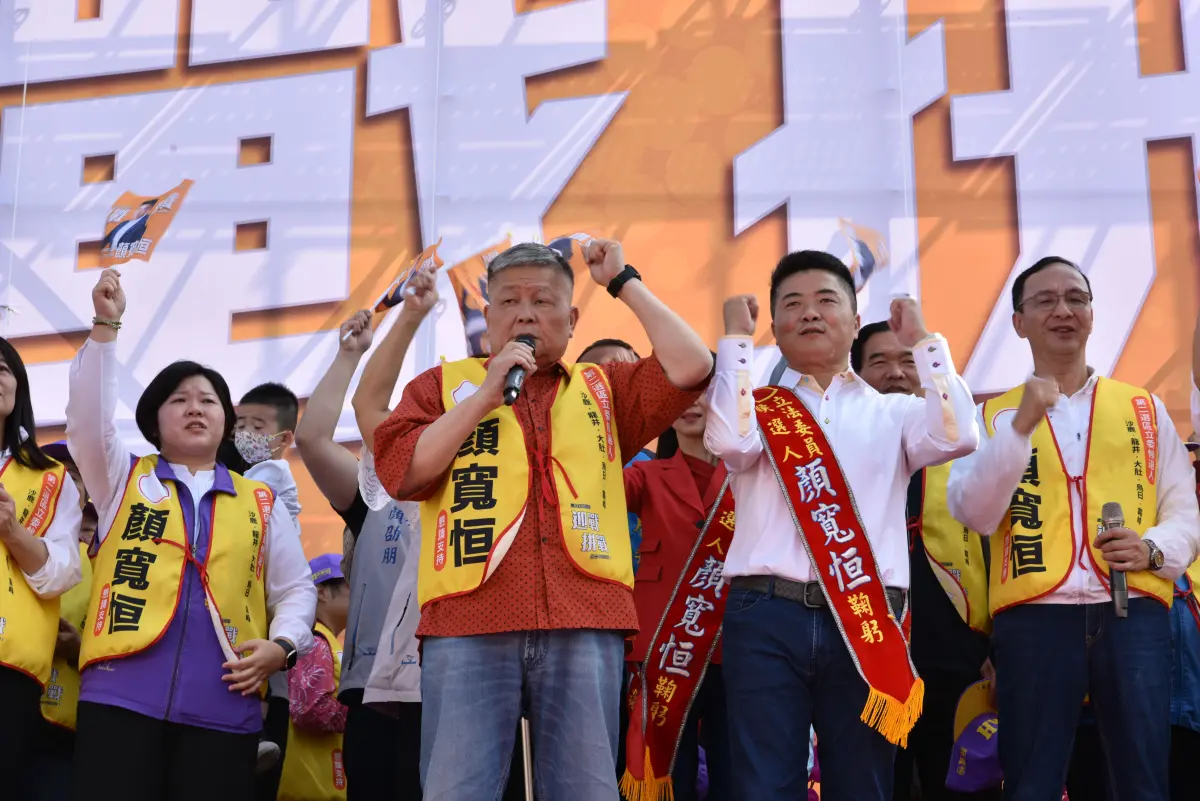 ▲顏寬恒競總成立展氣勢，支持者萬頭鑽動外，國民黨大咖及       禿子漢子燕子「三子」合體力挺。（圖／競總提供）
