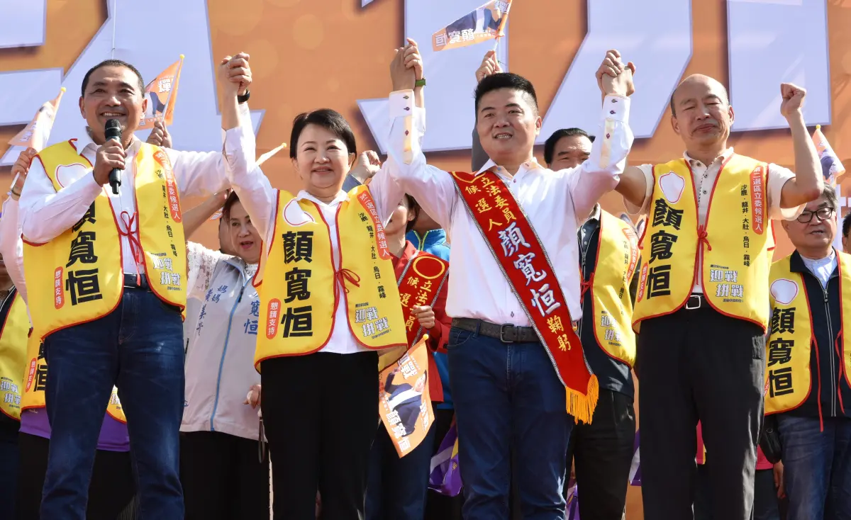 ▲侯友宜今在台中與燕子盧秀燕、禿子韓國瑜三子合體挺顏寬恒，坦言日頭出來，「陰霾都走掉了」。（圖／顏寬恒競總提供，2023.11.25）