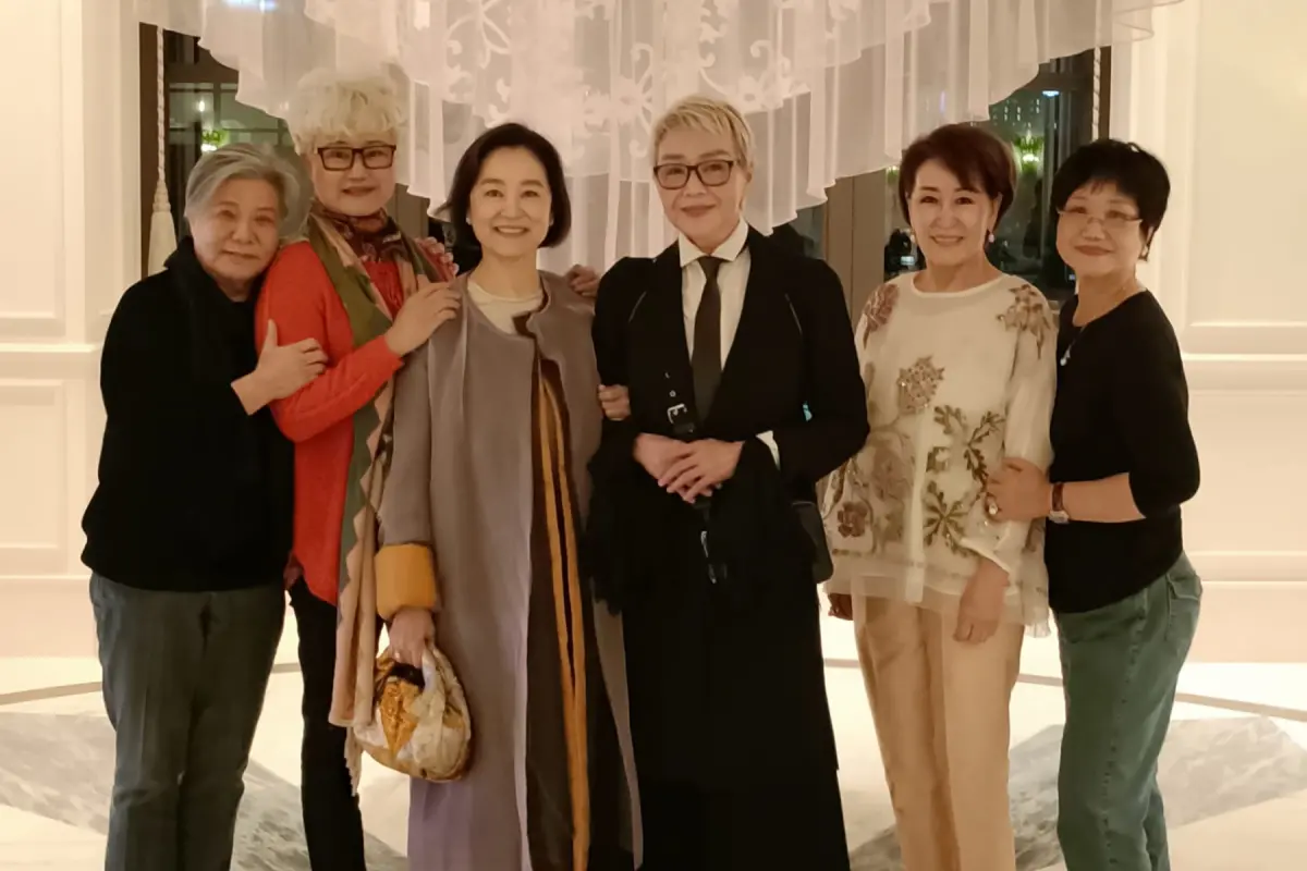 ▲林青霞（左三）來台素顏會老友，3位影后罕見同框，還有知名作家，照片巨星雲集。（圖／高愛倫臉書）