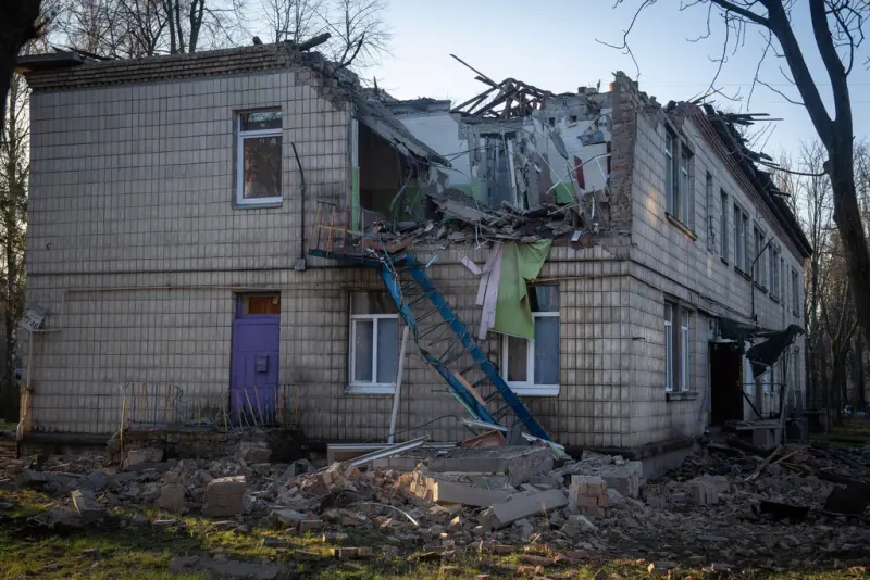 ▲烏克蘭首都基輔週六凌晨遭俄羅斯大規模無人機襲擊，烏克蘭空軍聲稱規模是自去年2月開戰以來最大的一次。圖為市區的幼兒園也遭到損壞。（圖／美聯社／達志影像）