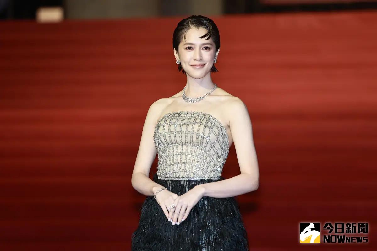 ▲劉奕兒笑說，她的隱形胸罩在髮廊爆掉了，現在非常希望趕快進去典禮換衣服，劉冠廷在一旁笑說，他有針可以幫忙補救。（圖／NOWNews攝影中心）