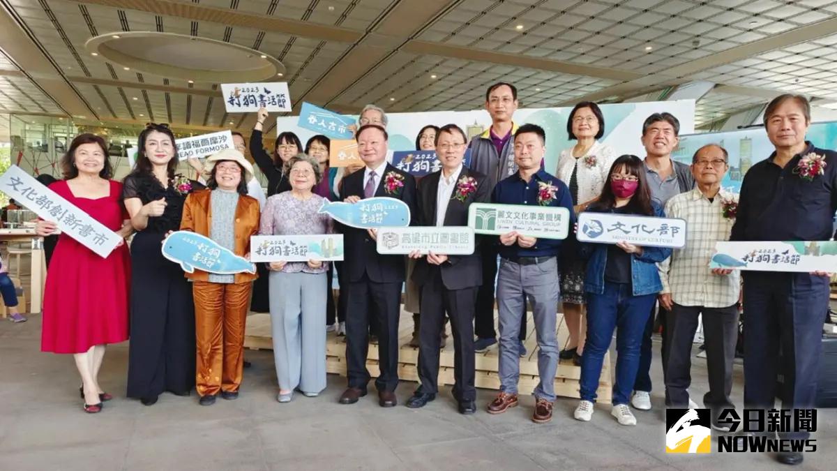 ▲高雄在地校園書局麗文文化事業機構與高雄市立圖書館攜手推出「打狗書活節」週末書活市集。（圖／記者陳美嘉攝，2023.11.25）